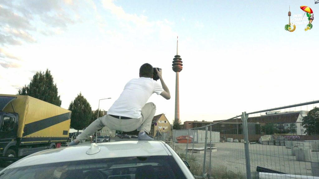 Mann fotografiert den Fernsehturm Nürnberg